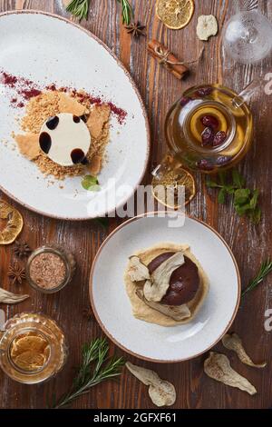 Käsekuchen mit verschiedenen Belägen auf Holztisch. Dessert zum Frühstück Stockfoto