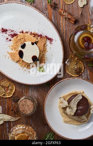 Käsekuchen mit verschiedenen Belägen auf Holztisch. Dessert zum Frühstück Stockfoto