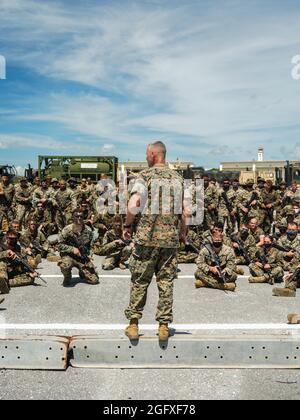 Der US Marine Corps-Oberst Matthew Tracy, Kommandant des 4. Marine Regiments der 3d Marine Division, spricht mit Marineinfanteristen und Matrosen der 3d Marine Division und der 3d Marine Logistics Group während einer integrierten Inspektion im Schnelleinsatzbereich auf dem Luftwaffenstützpunkt Kadena, Okinawa, Japan, 25. August 2021. Kurzfristige Routineinspektionen stellen sicher, dass III MEF Marines weiterhin bereit sind, die regionale Sicherheit im Indo-Pazifik schnell zu implementieren und aufrechtzuerhalten. 3d MLG mit Sitz in Okinawa, Japan, ist eine nach vorne eingesetzte Kampfeinheit, die als umfassende Logistik- und Kampfdienstunterstützung der III Marine Expeditionary Force dient Stockfoto