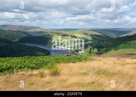 Ladybower Stausee von Bamford Moor aus an einem sonnigen Sommertag im Peak District National Park, Derbyshire, England. Stockfoto