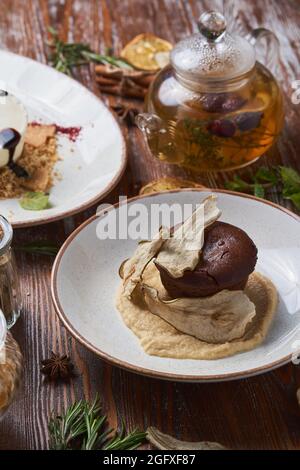 Käsekuchen mit verschiedenen Belägen auf Holztisch. Dessert zum Frühstück Stockfoto