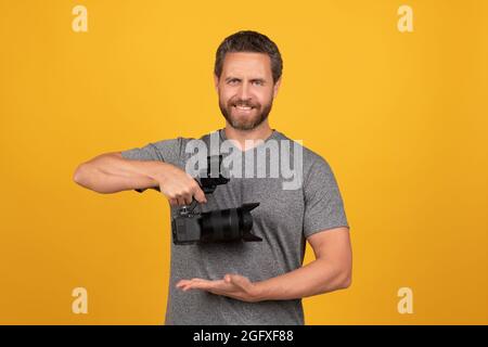 Glücklicher bärtiger Mann mit Camcorder. Videofilmer. Filmemacher machen Vlog. Stockfoto