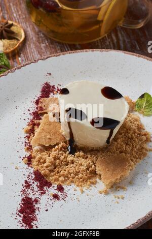 Käsekuchen mit verschiedenen Belägen auf Holztisch. Dessert zum Frühstück Stockfoto