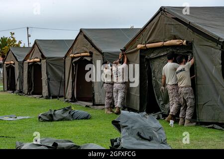 MARINESTÜTZPUNKT ROTA, Spanien (Aug 25, 2021) Spanisches Militärpersonal, das auf der Naval Station (NAVSTA) Rota, Spanien, stationiert war, stellte Zelte für ankommende qualifizierte Evakuierte aus Afghanistan in NAVSTA Rota, Spanien, auf, 25. August 2021. NAVSTA Rota unterstützt derzeit die Mission des Verteidigungsministeriums, um die sichere Ausreise und Umsiedlung von US-Bürgern, Visa-Empfängern für Sondereinwanderungen und gefährdeten afghanischen Bevölkerungen aus Afghanistan zu erleichtern. (USA Navy Foto von Mass Communication Specialist 2nd Class John Owen) Stockfoto