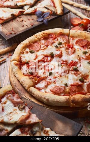 Pizzascheiben auf einem Holztisch Stockfoto
