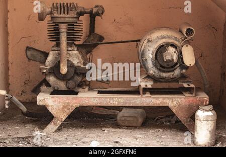 Motor mit abgenutzter Bohrung, der zur Wassergewinnung für den Hausgebrauch verwendet wird Stockfoto