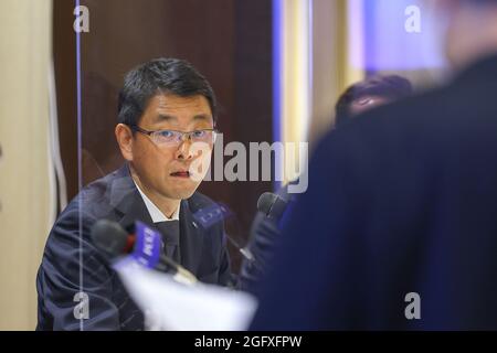 Tokio, Japan. August 2021. Osamu Okuda, President und CEO von Chugai Pharmaceutical Co., Ltd., hielt eine Pressekonferenz im Club der ausländischen Korrespondenten von Japan (FCCJ) ab. Chugai, eine Tochtergesellschaft des Schweizer Arzneimittelherstellers Hoffmann-La Roche, hat die Rechte, das Antikörper-Cocktail-Medikament „Lonapreve“, das am 27. August 2021 in Tokio, Japan, von Regeneron Pharmaceuticals und Roche mit Sitz in den USA, für Patienten mit COVID-19 entwickelt wurde, zu entwickeln und zu vermarkten. (Foto von Kazuki Oishi/Sipa USA) Quelle: SIPA USA/Alamy Live News Stockfoto