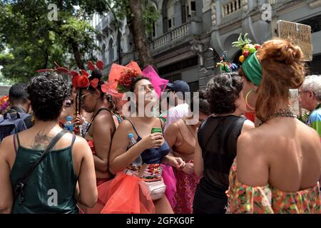 Brasilien – 16. Februar 2020: Fröhliche kostümierte Feiernden genießen die Feierlichkeiten des Karnevals in Rio de Janeiro, eine Veranstaltung mit internationalem touristischem Interesse. Stockfoto