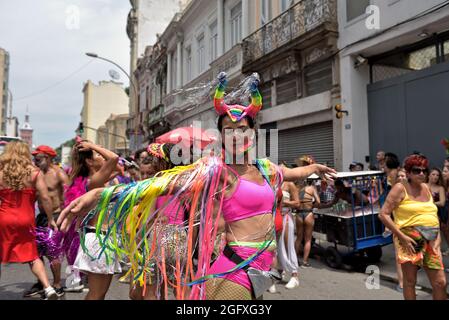 Brasilien – 16. Februar 2020: Fröhliche kostümierte Feiernden genießen die Feierlichkeiten des Karnevals in Rio de Janeiro, eine Veranstaltung mit internationalem touristischem Interesse. Stockfoto