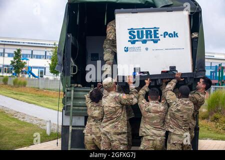 Soldaten des 7. Armee-Trainingskommandos laden Spenden auf ein leichtes, mitteltaktisches Fahrzeug für den Transport zum Luftwaffenstützpunkt Ramstein im Südwesten Deutschlands, August 27 2021, in Netzaberg, Deutschland. Die Spenden werden die Operation Allies Refuge unterstützen, eine laufende Militäroperation der Vereinigten Staaten, um ausgewählte gefährdete afghanische Zivilisten, insbesondere Dolmetscher, Mitarbeiter der US-Botschaft und andere potenzielle Antragsteller für ein Special Immigrant Visa (SIV) aus Afghanistan, aus der Luft zu bringen. (USA Armee-Foto von SPC. Nathaniel Gayle) Stockfoto