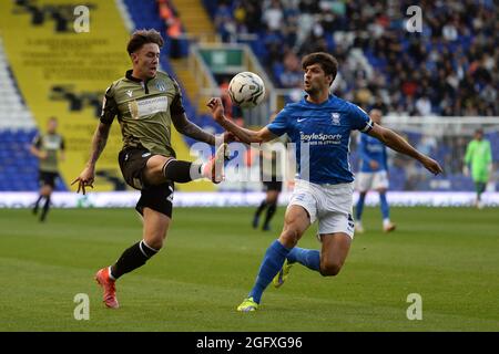 Cameron Coxe von Colchester United will an George Friend of Birmingham City vorbeikommen - Birmingham City / Colchester United, Carabao Cup, St Andrew's, Birmingham, UK - 10. August 2021 nur zur redaktionellen Verwendung - es gelten DataCo-Einschränkungen Stockfoto