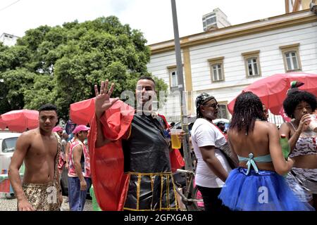 Amerika, Brasilien-16. Februar 2020: Kostümierter junger Mann, der lächelt und mit der Hand vor die Kamera winkt, während einer Straßenkarneval-Party im Zentrum von Rio de Janeiro Stockfoto