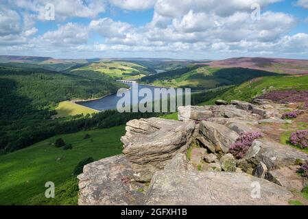 Ladybower Stausee von Bamford Edge aus gesehen an einem sonnigen Sommertag im Peak District National Park, Derbyshire, England. Stockfoto