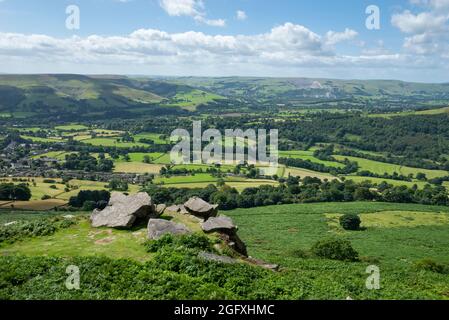 Blick von Bamford an einem sonnigen Augusttag auf die wunderschöne grüne Landschaft im Peak District Nationalpark. Stockfoto