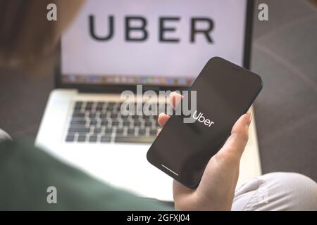 Charkow, Ukraine - 23. August 2021: Frau, die Nahaufnahme der Uber-Anwendung verwendet Stockfoto