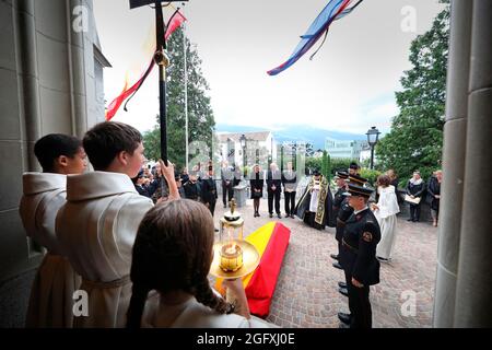 Der Sarg von Prinzessin Marie von und zu Liechtenstein kommt am 26. August 2021 in Begleitung von Prinz Hans Adam II., Prinz Alois und Prinzessin Sophie in Beieren an der Kathedrale St. Florin in Vaduz an Foto: IKR/Albert Nieboer/Netherlands OUT/Point de Vue OUT Stockfoto