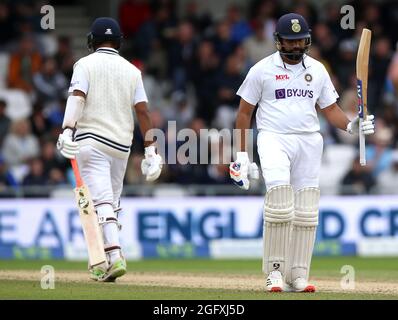 Der indische Rohit Sharma (rechts) feiert das Erreichen eines halben Jahrhunderts am dritten Tag des Cinch Third Test Matches im Emerald Headingley, Leeds. Bilddatum: Freitag, 27. August 2021. Stockfoto