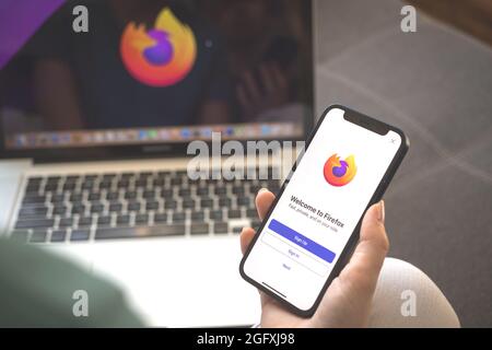 Charkow, Ukraine - 23. August 2021: Firefox App-Logo auf dem Handy-Bildschirm. Frau mit Firefox-Browser-Anwendung Foto Stockfoto