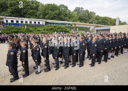 (210827) -- BUDAPEST, 27. August 2021 (Xinhua) -- Kinder nehmen an einer Einweihungszeremonie von Neuankömmlingen an der Kindereisenbahn in Budapest, Ungarn, am 27. August 2021 Teil. (Foto von Attila Volgyi/Xinhua) Stockfoto