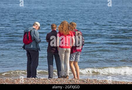 Fortrose Bay, Ross und Cromarty, Schottland, UK Wetter. August 2021. Sonnig nach einem nebligen Start für diese potenziellen Delfinbeobachter, aber leider hatten die Delfine einen freien Tag und kamen nicht für die vielen Fotografen und Touristen, die in den beliebten Aussichtsplatzbereich kamen, um sie zu sehen. Quelle: Arch White/Alamy Live News Stockfoto