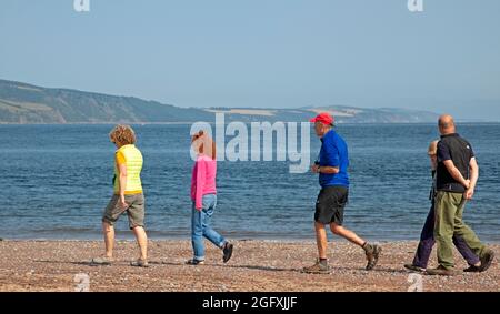 Fortrose Bay, Ross und Cromarty, Schottland, UK Wetter. August 2021. Sonnig nach einem nebligen Start für diese potenziellen Delfinbeobachter, aber leider hatten die Delfine einen freien Tag und kamen nicht für die vielen Fotografen und Touristen, die in den beliebten Aussichtsplatzbereich kamen, um sie zu sehen. Quelle: Arch White/Alamy Live News Stockfoto