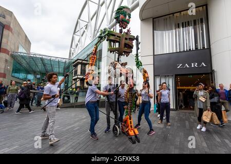 Birmingham, Großbritannien. August 2021. Vor dem jährlichen Kunstfestival der Stadt an diesem Wochenende, dem Birmingham Weekender, schlendert EKO - ein mechanischer Meeresriese - durch den Bullring von Birmingham, das Stadtzentrum von Birmingham. EKO sendet durch meisterhaftes Puppenspiel eine Botschaft über die Klimanotlage aus. Kredit: Peter Lopeman/Alamy Live Nachrichten Stockfoto