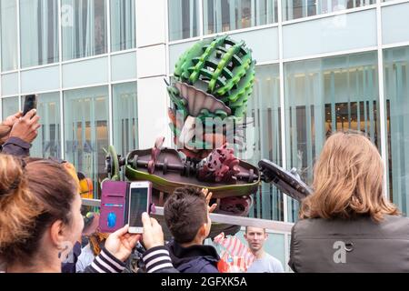 Birmingham, Großbritannien. August 2021. Vor dem jährlichen Kunstfestival der Stadt an diesem Wochenende, dem Birmingham Weekender, schlendert EKO - ein mechanischer Meeresriese - durch den Bullring von Birmingham, das Stadtzentrum von Birmingham. EKO sendet durch meisterhaftes Puppenspiel eine Botschaft über die Klimanotlage aus. Kredit: Peter Lopeman/Alamy Live Nachrichten Stockfoto