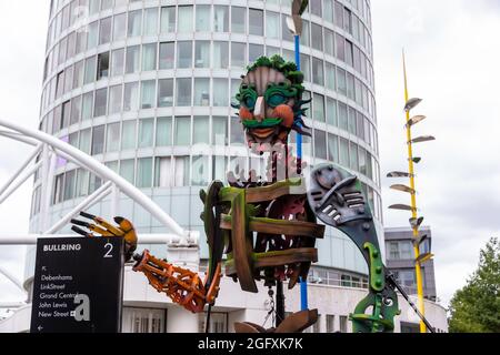 Birmingham, Großbritannien. August 2021. Vor dem jährlichen Kunstfestival der Stadt an diesem Wochenende, dem Birmingham Weekender, schlendert EKO - ein mechanischer Meeresriese - durch den Bullring von Birmingham, das Stadtzentrum von Birmingham. EKO sendet durch meisterhaftes Puppenspiel eine Botschaft über die Klimanotlage aus. Kredit: Peter Lopeman/Alamy Live Nachrichten Stockfoto