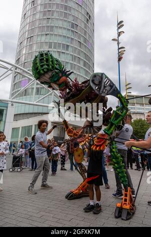 Birmingham, Großbritannien. August 2021. Vor dem jährlichen Kunstfestival der Stadt an diesem Wochenende, dem Birmingham Weekender, schlendert EKO - ein mechanischer Meeresriese - durch den Bullring von Birmingham, das Stadtzentrum von Birmingham. EKO sendet durch meisterhaftes Puppenspiel eine Botschaft über die Klimanotlage aus. Kredit: Peter Lopeman/Alamy Live Nachrichten Stockfoto