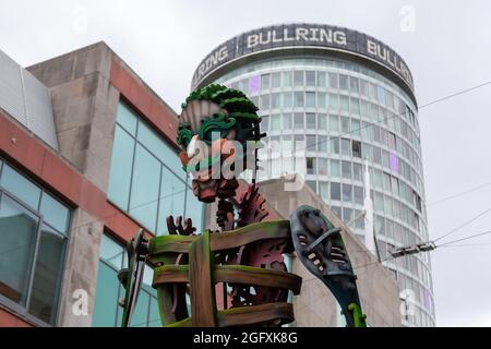 Birmingham, Großbritannien. August 2021. Vor dem jährlichen Kunstfestival der Stadt an diesem Wochenende, dem Birmingham Weekender, schlendert EKO - ein mechanischer Meeresriese - durch den Bullring von Birmingham, das Stadtzentrum von Birmingham. EKO sendet durch meisterhaftes Puppenspiel eine Botschaft über die Klimanotlage aus. Kredit: Peter Lopeman/Alamy Live Nachrichten Stockfoto