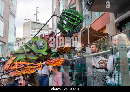 Birmingham, Großbritannien. August 2021. Vor dem jährlichen Kunstfestival der Stadt an diesem Wochenende, dem Birmingham Weekender, schlendert EKO - ein mechanischer Meeresriese - durch den Bullring von Birmingham, das Stadtzentrum von Birmingham. EKO sendet durch meisterhaftes Puppenspiel eine Botschaft über die Klimanotlage aus. Kredit: Peter Lopeman/Alamy Live Nachrichten Stockfoto