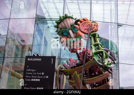 Birmingham, Großbritannien. August 2021. Vor dem jährlichen Kunstfestival der Stadt an diesem Wochenende, dem Birmingham Weekender, schlendert EKO - ein mechanischer Meeresriese - durch den Bullring von Birmingham, das Stadtzentrum von Birmingham. EKO sendet durch meisterhaftes Puppenspiel eine Botschaft über die Klimanotlage aus. Kredit: Peter Lopeman/Alamy Live Nachrichten Stockfoto