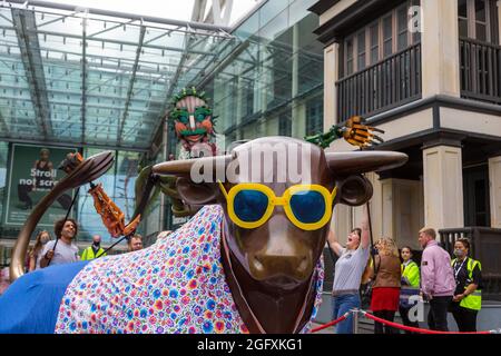 Birmingham, Großbritannien. August 2021. Vor dem jährlichen Kunstfestival der Stadt an diesem Wochenende, dem Birmingham Weekender, schlendert EKO - ein mechanischer Meeresriese - durch den Bullring von Birmingham, das Stadtzentrum von Birmingham. EKO sendet durch meisterhaftes Puppenspiel eine Botschaft über die Klimanotlage aus. Kredit: Peter Lopeman/Alamy Live Nachrichten Stockfoto