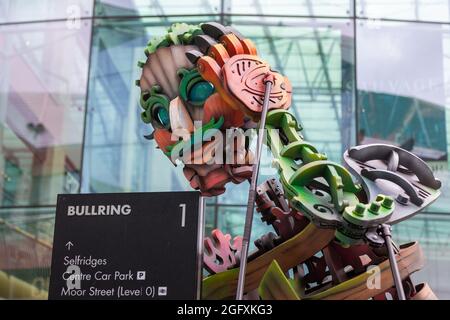 Birmingham, Großbritannien. August 2021. Vor dem jährlichen Kunstfestival der Stadt an diesem Wochenende, dem Birmingham Weekender, schlendert EKO - ein mechanischer Meeresriese - durch den Bullring von Birmingham, das Stadtzentrum von Birmingham. EKO sendet durch meisterhaftes Puppenspiel eine Botschaft über die Klimanotlage aus. Kredit: Peter Lopeman/Alamy Live Nachrichten Stockfoto