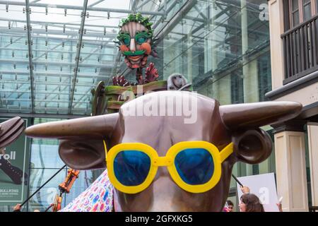 Birmingham, Großbritannien. August 2021. Vor dem jährlichen Kunstfestival der Stadt an diesem Wochenende, dem Birmingham Weekender, schlendert EKO - ein mechanischer Meeresriese - durch den Bullring von Birmingham, das Stadtzentrum von Birmingham. EKO sendet durch meisterhaftes Puppenspiel eine Botschaft über die Klimanotlage aus. Kredit: Peter Lopeman/Alamy Live Nachrichten Stockfoto