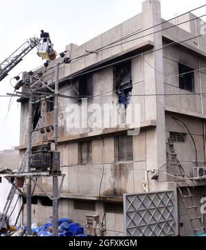 Karachi, Pakistan. August 2021. Rettungskräfte arbeiten am Standort eines Fabrikbrands in Karachi, Provinz Sindh, Südpakistan, 27. August 2021. Ein Brand in einer Chemiefabrik in Pakistans südlicher Hafenstadt Karachi tötete am Freitag mindestens 15 Arbeiter, teilte Polizei und Rettungsbeamte mit. Quelle: Str/Xinhua/Alamy Live News Stockfoto