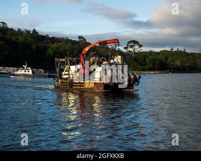 Das Fischereischiff fährt in die tiefe Gewässer der Bantry Bay in der Grafschaft Cork, Irland. Stockfoto