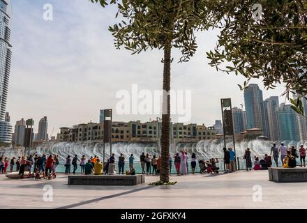 Dubai, VAE - 12.12.2020 Zuschauer genießen die Dubai Brunnenshow Stockfoto