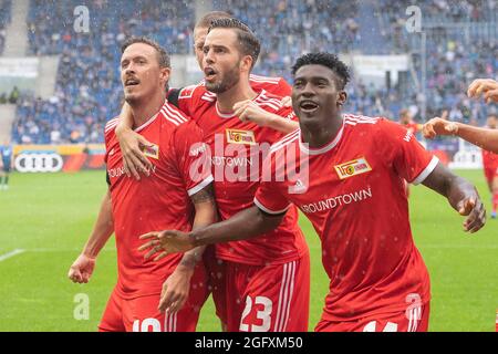 Großer Jubel nach dem 2-2-Ausgleich mit Max KRUSE (UB, links), Julian RYERSON (2. Links nach rechts, fast versteckt), Niko GIESSELMANN (UB, 3. Links nach rechts) und den goalschuetzen (goalschützen) Taiwo AWONIYI (UB, r.); Fußball 1. Bundesliga, 2. Spieltag, TSG 1899 Hoffenheim (1899) - Union Berlin (UB) 2: 2, am 22. August 2021 in Sinsheim/Deutschland. Die DFL-Vorschriften verbieten die Verwendung von Fotos als Bildsequenzen und/oder quasi-Video Stockfoto