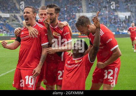 Großer Jubel nach dem 2: 2-Ausgleich mit Max KRUSE (UB, l.), Julian RYERSON (2. Links nach rechts), Niko GIESSELMANN (UB, 3. Links nach rechts) von der Torschütze Taiwo AWONIYI (UB, 2. Links nach rechts) und Marcus INGVARTSEN (UB); Fußball 1. Bundesliga, 2. Spieltag, TSG 1899 Hoffenheim (1899) - Union Berlin (UB) 2: 2, am 22. August 2021 in Sinsheim/Deutschland. Die DFL-Vorschriften verbieten die Verwendung von Fotos als Bildsequenzen und/oder quasi-Video Stockfoto