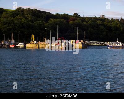 Blick auf den Kai in einem geschäftigen Fischerhafen in der Bantry Bay.County Cork, Irland. Stockfoto