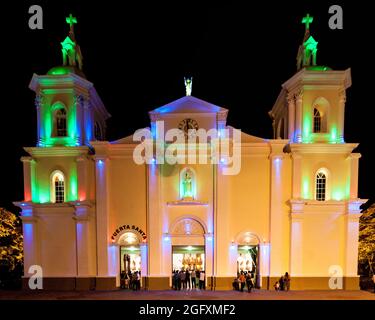 ESTELI, NICARAGUA - 21. APRIL 2016: Nachtansicht einer Kathedrale in Esteli Stockfoto