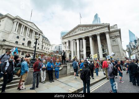 London, Großbritannien. 27. August 2021. Klimaaktivisten von Extinction Rebellion protestieren vor der Bank of England in der City of London. Die Veranstaltung ist Teil des Protestes ‘Unmögliche Rebellion’, um „die Ursache der Klima- und Umweltkrise anzuvisieren“ und dauert zwei Wochen, bis die Regierung zustimmt, alle Investitionen in neue fossile Brennstoffe zu stoppen. Kredit: Stephen Chung / Alamy Live Nachrichten Stockfoto