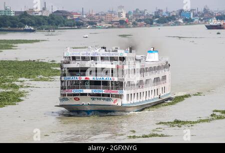 Lokale Passagierfähre, die zum Hafen am Dhaka Fluss zurückkehrt. Die Fähre ist ein sehr wichtiges Kommunikationsmittel mit dem südlichen Teil von Bangladesch Stockfoto