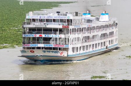 Lokale Passagierfähre, die zum Hafen am Dhaka Fluss zurückkehrt. Die Fähre ist ein sehr wichtiges Kommunikationsmittel mit dem südlichen Teil von Bangladesch Stockfoto