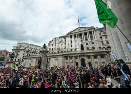 London, Großbritannien. 27. August 2021. Klimaaktivisten von Extinction Rebellion protestieren vor der Bank of England in der City of London. Die Veranstaltung ist Teil des Protestes ‘Unmögliche Rebellion’, um „die Ursache der Klima- und Umweltkrise anzuvisieren“ und dauert zwei Wochen, bis die Regierung zustimmt, alle Investitionen in neue fossile Brennstoffe zu stoppen. Kredit: Stephen Chung / Alamy Live Nachrichten Stockfoto