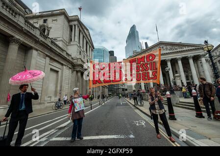 London, Großbritannien. 27. August 2021. Klimaaktivisten von Extinction Rebellion protestieren vor der Bank of England in der City of London. Die Veranstaltung ist Teil des Protestes ‘Unmögliche Rebellion’, um „die Ursache der Klima- und Umweltkrise anzuvisieren“ und dauert zwei Wochen, bis die Regierung zustimmt, alle Investitionen in neue fossile Brennstoffe zu stoppen. Kredit: Stephen Chung / Alamy Live Nachrichten Stockfoto