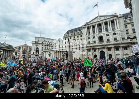 London, Großbritannien. 27. August 2021. Klimaaktivisten von Extinction Rebellion protestieren vor der Bank of England in der City of London. Die Veranstaltung ist Teil des Protestes ‘Unmögliche Rebellion’, um „die Ursache der Klima- und Umweltkrise anzuvisieren“ und dauert zwei Wochen, bis die Regierung zustimmt, alle Investitionen in neue fossile Brennstoffe zu stoppen. Kredit: Stephen Chung / Alamy Live Nachrichten Stockfoto