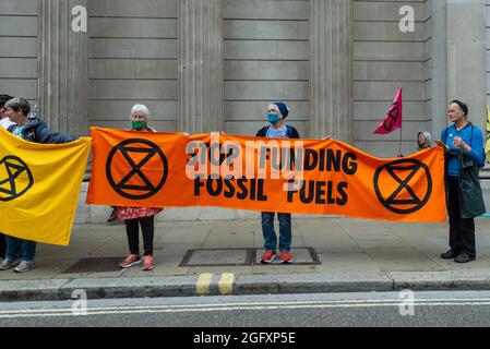 London, Großbritannien. 27. August 2021. Klimaaktivisten von Extinction Rebellion protestieren vor der Bank of England in der City of London. Die Veranstaltung ist Teil des Protestes ‘Unmögliche Rebellion’, um „die Ursache der Klima- und Umweltkrise anzuvisieren“ und dauert zwei Wochen, bis die Regierung zustimmt, alle Investitionen in neue fossile Brennstoffe zu stoppen. Kredit: Stephen Chung / Alamy Live Nachrichten Stockfoto