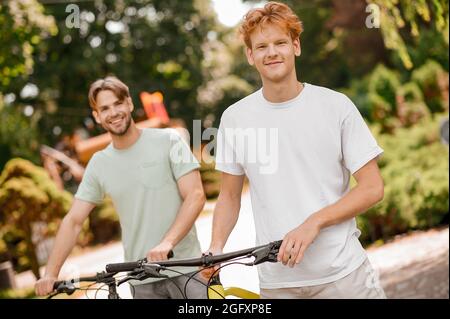 Zwei nette Fahrradfahrer posieren für die Kamera Stockfoto